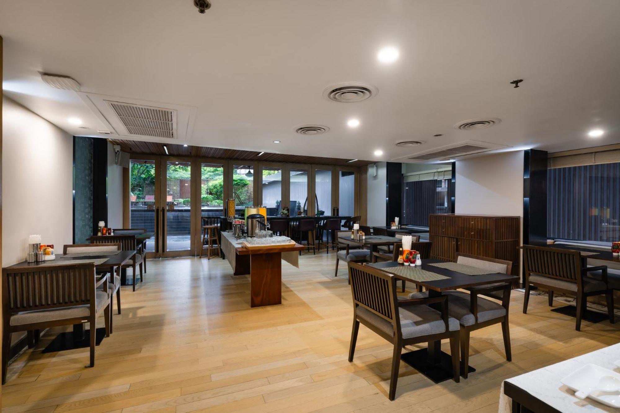 Arcadia Suites Банкок Екстериор снимка